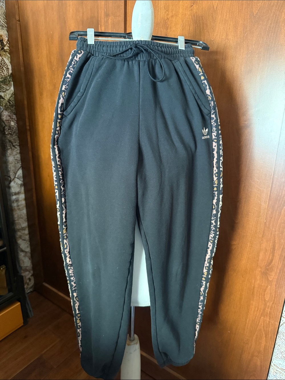 ⚜️ 🐆ADIDAS BLACK AND LEOPARD PRINT SIDE STRIP PANT SIZE SMALL 🐆⚜️